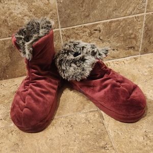 NWOT Slippers Fuzzy Maroon Vibrating Massage Plush Booties Battery Operated L